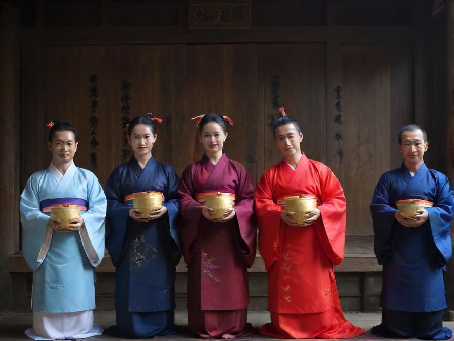 一群年轻人在温馨的咖啡馆里，围坐着轻松愉快地交流，他们脸上洋溢着笑容，手势自然，背景是现代风格的咖啡馆内部，暖色调的灯光营造出舒适放松的氛围。